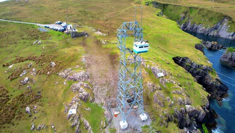 Irlands-Epische-Orte,-Seilbahn-Kommt-In-Durnsey-Irland-An,-Irlands-Einziger-Seilbahnservice,-West-Cork-Auf-Dem-Wild-Atlantic-Way