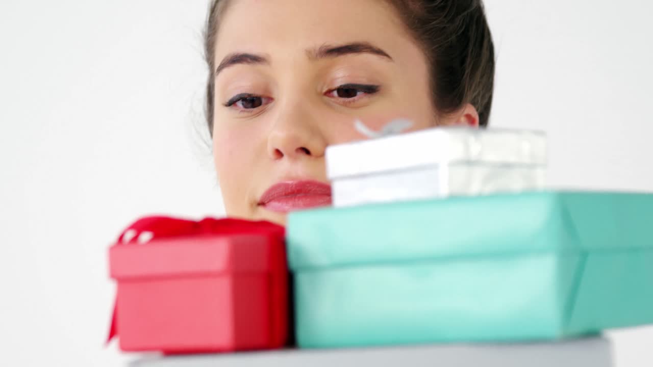 선물 상자  ⁇ 어리 를 들고 쇼핑 가방 을 들고 있는 여자