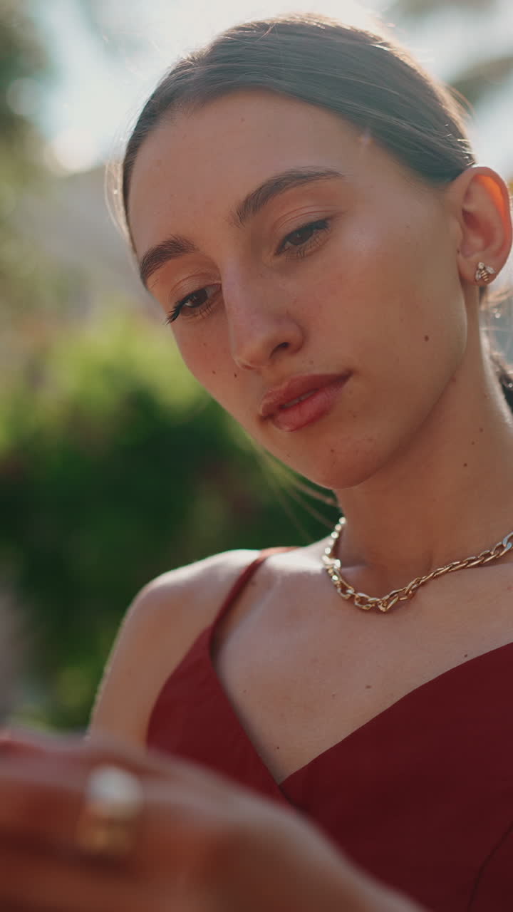 retrato de una mujer con joyas