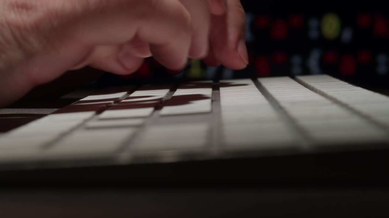 persona escribiendo en un teclado