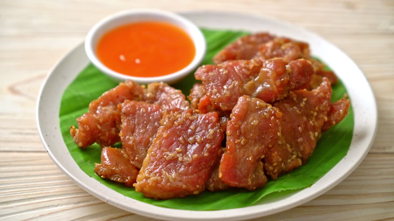 태양에 말린 돼지고기 소스와 함께