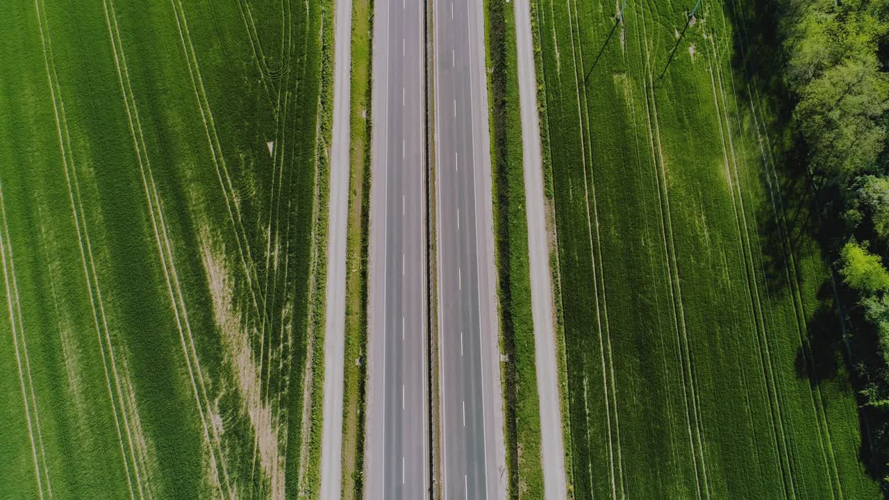 автомобиль проезжает по шоссе вид с воздуха 8