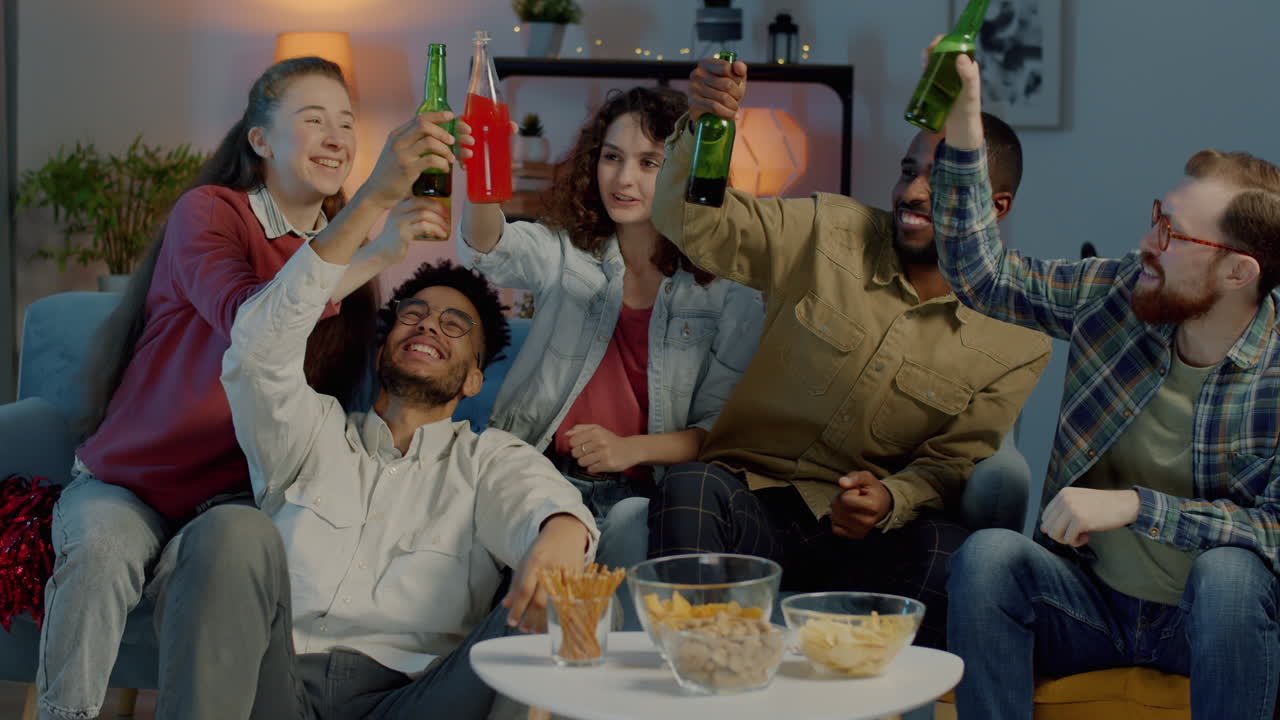 승리 를 축하 하는 친구 들