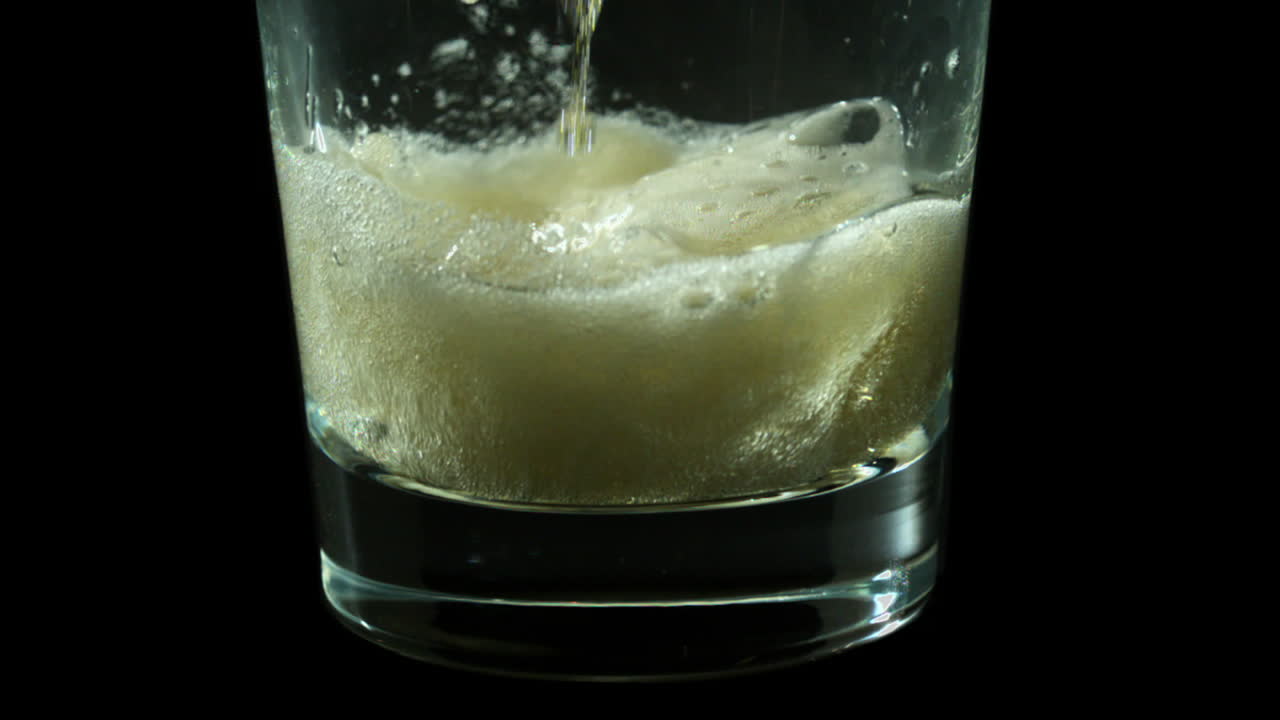 comprimido de vitaminas efervescente en un vaso de agua