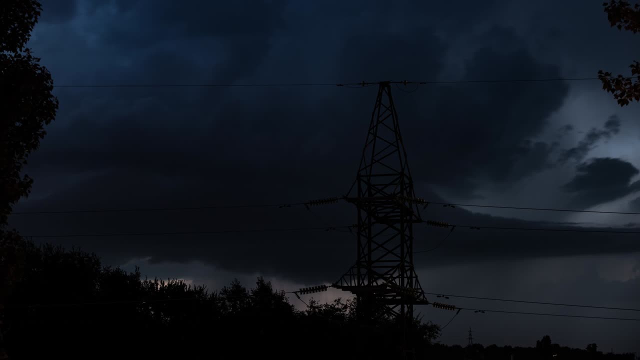 Tempestade de Raios. Nuvem de trovoada, relâmpagos noturnos.