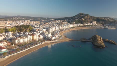 Video-Aereo-De-Blanes-Girona-Drone,-Playa-Mediterranea-Sin-Gente-Agua-Cristalina-Turquesa-Ciudad-De-Costa-Brava-Turismo-Europeo