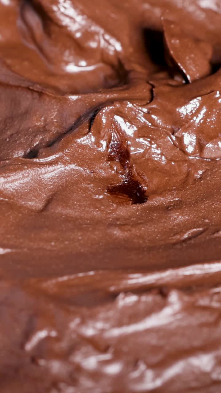 chocolate derretido suave que se agita y se mezcla a fondo