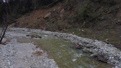 Langsamer-Drohnenschuss-über-Einem-Dunklen-Fluss-In-Einer-Schlucht-|-4k