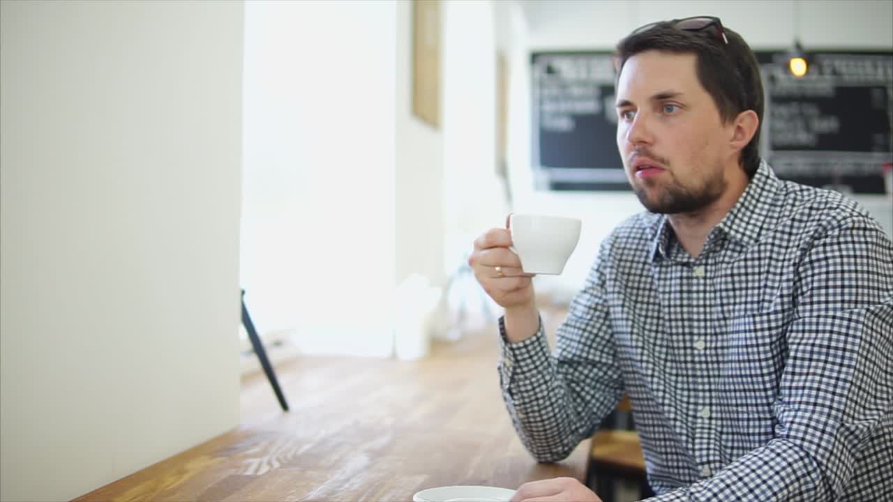 Hombre tomando café en una cafetería