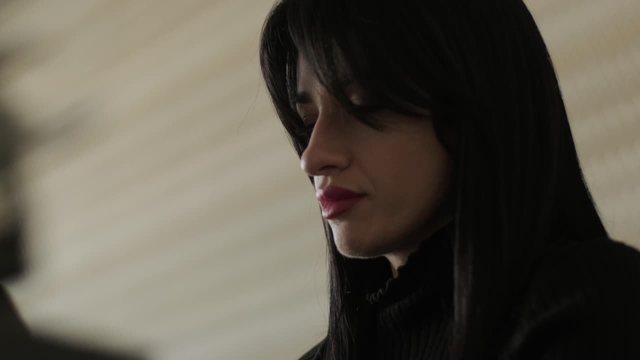 mujer profesional en un entorno de oficina moderno, centrada en el trabajo, vestida elegantemente con ropa de negocios, rodeada de equipos de oficina y un interior elegante