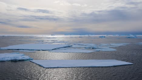 Icebergs-and-sea-ice-in-the-reflecting-sun-in-Antarctica