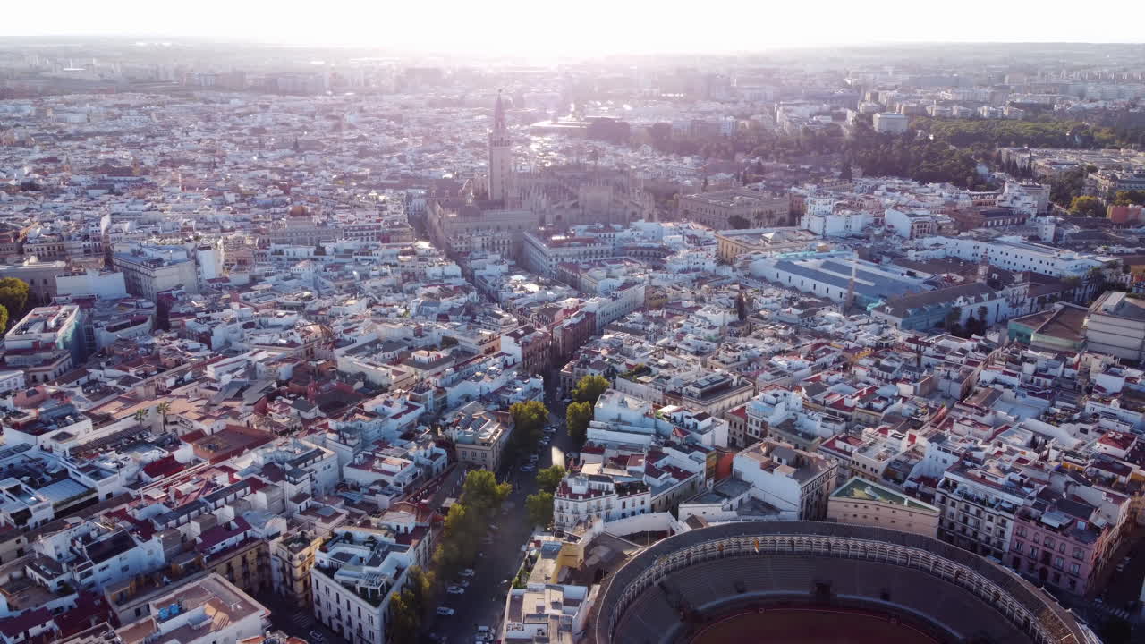 スペイン、晴れた朝のセビリアの街並み。セビリア大聖堂が見えます。