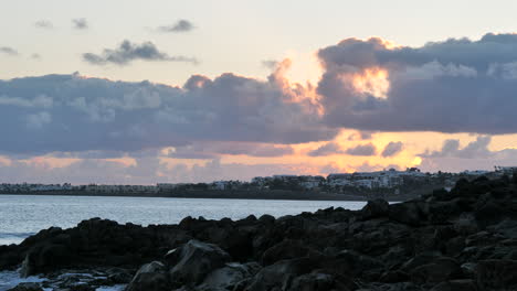 Felsiger-Strand-Mit-Sonnenuntergangswolkenlandschaft-Am-Urlaubsziel