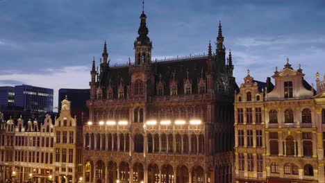 Noche-De-Bruselas-En-La-Grand-Place-Y-La-Maison-Du-Roi