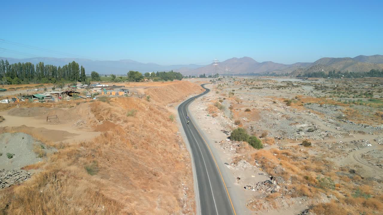 리베라 델 마이포 (ribera del maipo) 에서 자전거를 타고, 칠레의 부인 (buen) 지방에 있습니다.