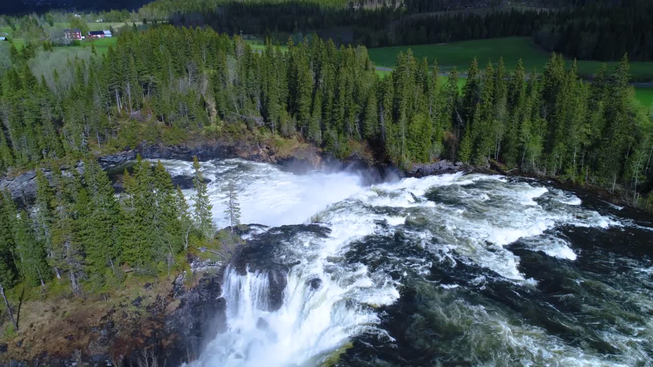 la cascada de ristafallet en la parte occidental de jamtland está catalogada como una de las cascadas más hermosas de suecia.