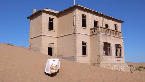 Establecimiento-Exterior-Shot-De-Edificios-Abandonados-En-El-Desierto-De-Namib,-En-La-Ciudad-Fantasma-De-Kolmanskop-Namibia-4