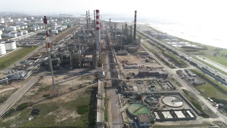vista aérea de una gran refinería de productos químicos en matosinhos, portugal