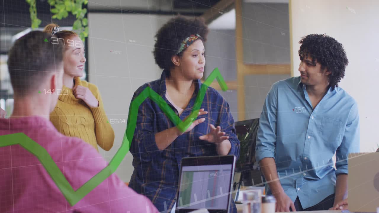 animación del procesamiento de datos financieros sobre diversas personas de negocios en la oficina