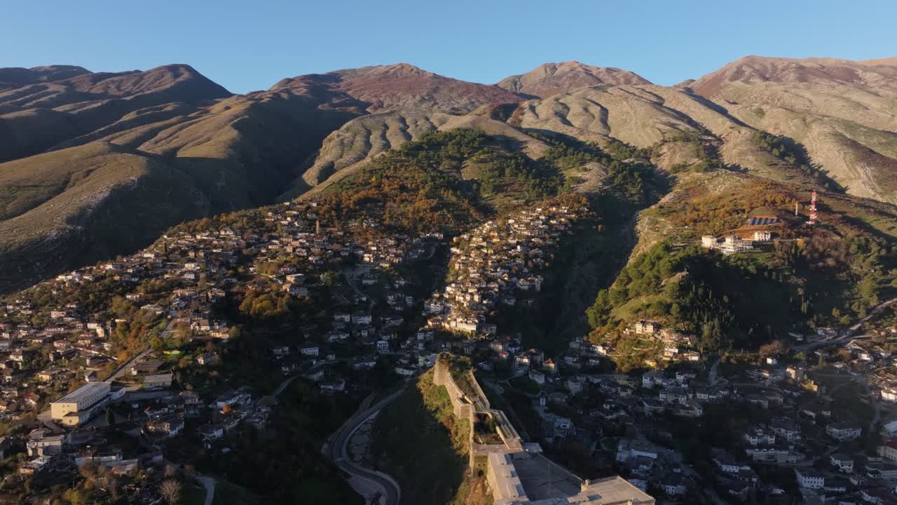 Filmato con drone del castello di Argirocastro che si erge imponente al crepuscolo, Albania