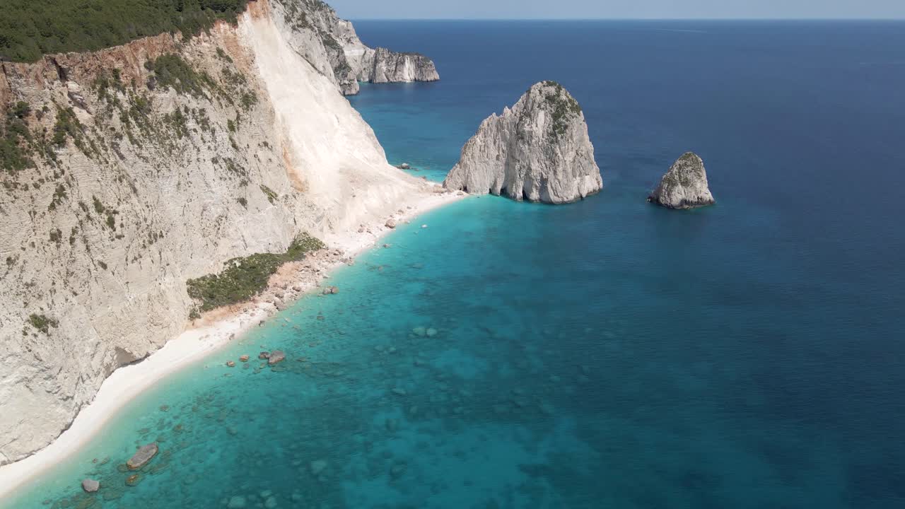 거리에 2개의 봉우리가 있는 zakynthos 절벽 꼭대기 3