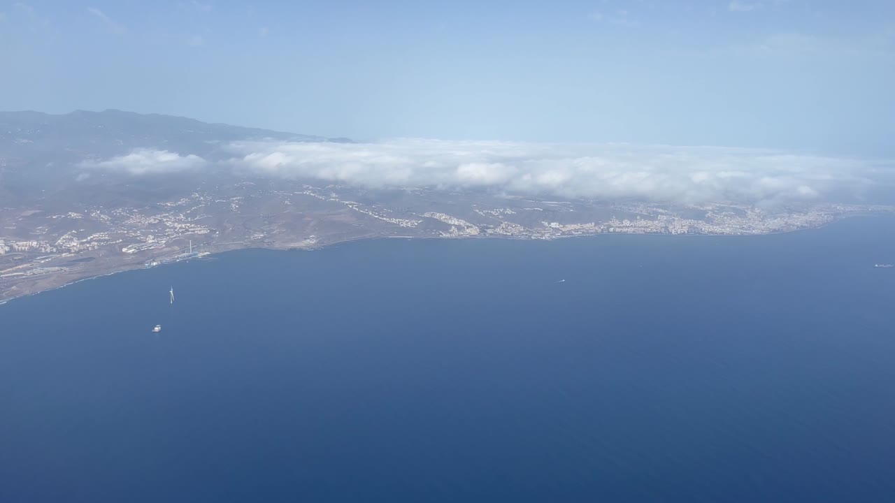 nubes sobre la ciudad de las palmas junto al mar vista desde el cielo