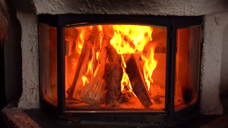 fuego de leña en el salón del bar