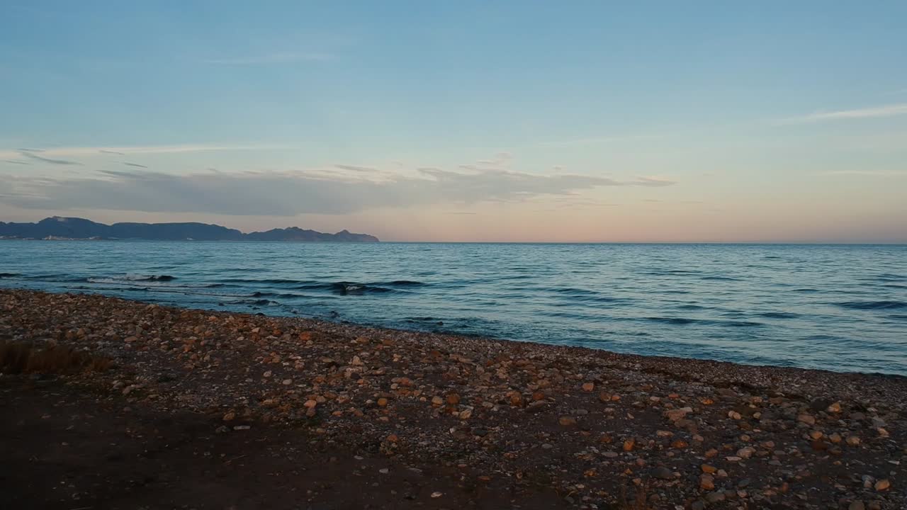 해가 없는 해변의 고요한 일몰
