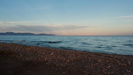 Ruhiger-Sonnenuntergang-An-Einem-Strand-Ohne-Sonne