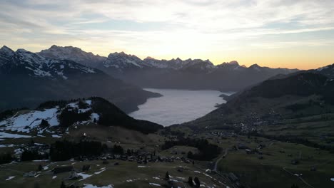 Amden-Wesen-Schweiz-Dämmerungsflug-über-Dem-Dorf