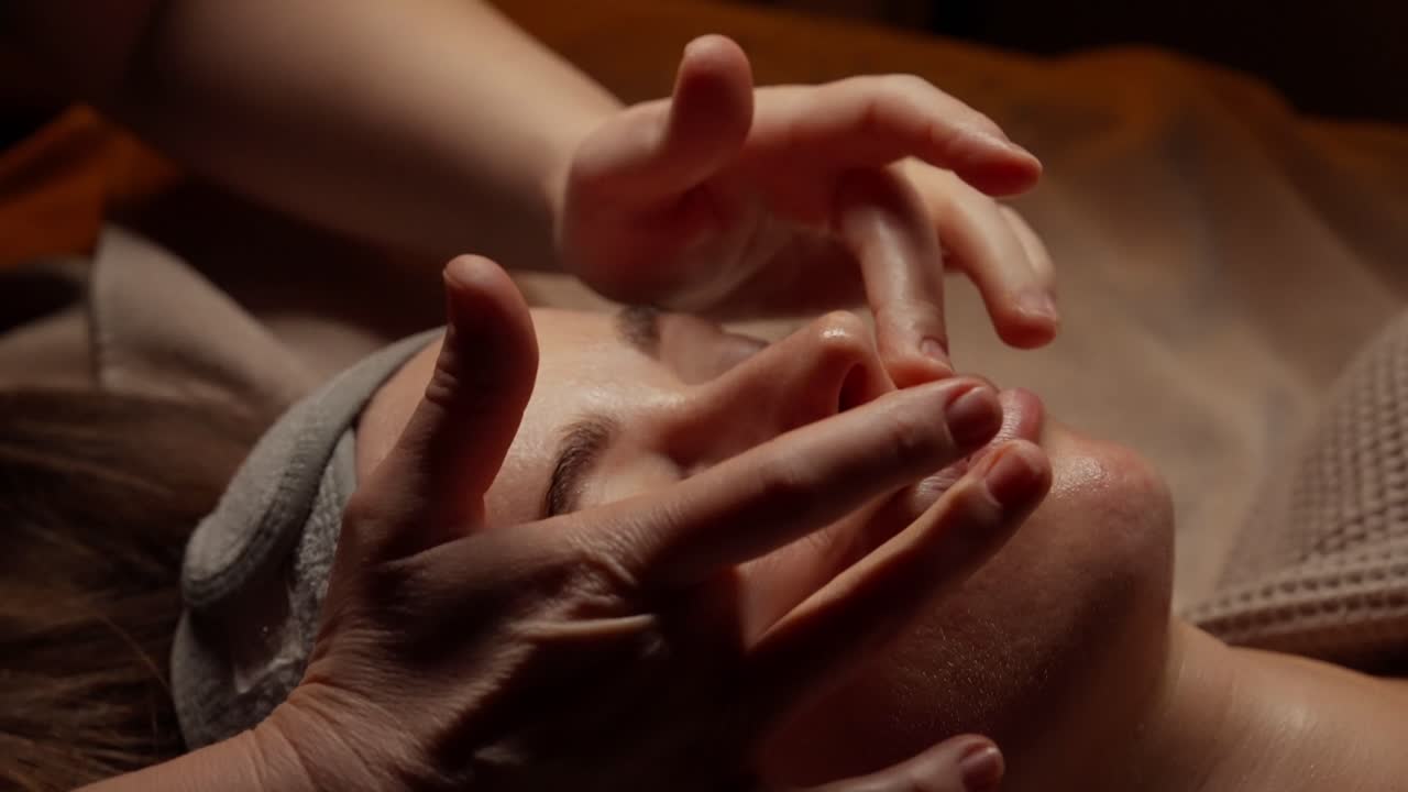 Primo piano di donna che riceve un massaggio facciale rilassante in una spa