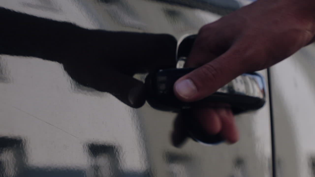 검은 자동차 문을 여는 손의 보기를 닫습니다