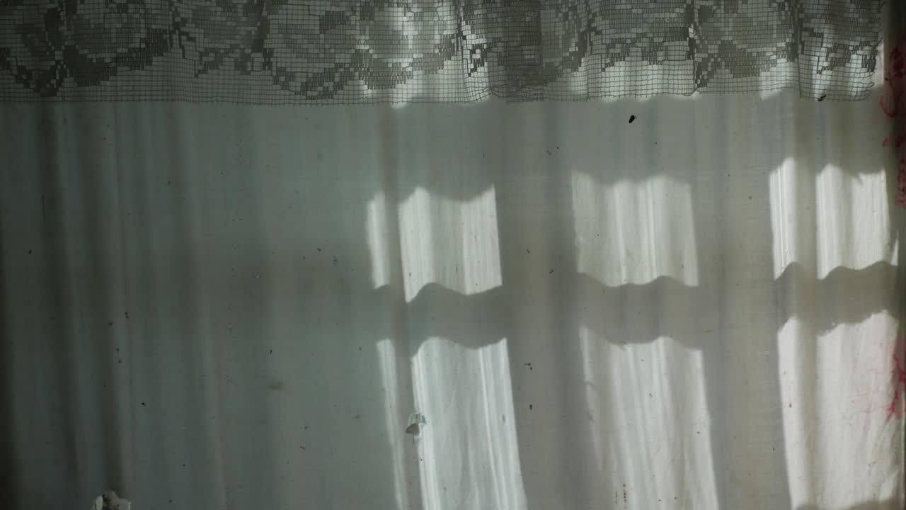 Ombra della finestra su una vecchia tenda. Time lapse