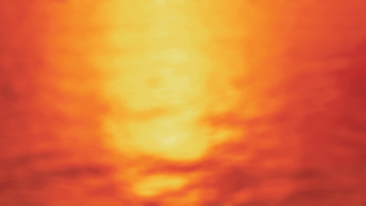 해가 지면 - 약간 물결이 있는 물 표면의 완전히 초점을 맞추지 않은 4k 의 원활한 루프. 태양은 낮고 반사된 빛은 물 표면에 반이고 있습니다.