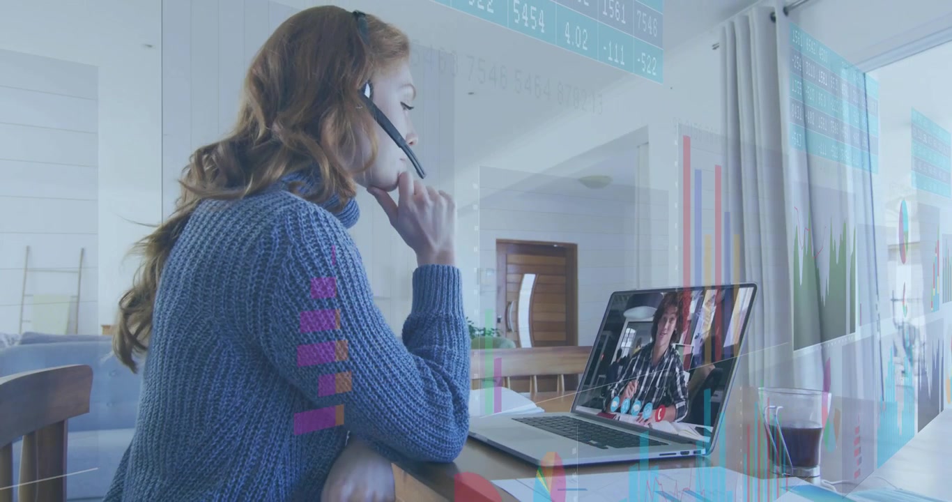 Kvinde justerer headset, deltager i videoopkald på bærbar, læner sig frem med overlejrede diagrammer, der viser forretningsdata