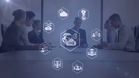 animación de iconos digitales girando sobre diversos empresarios discutiendo juntos en la oficina