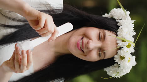 feliz 40 años de edad madura mujer de mediana edad aplicando la piel facial crema hidratante tratamiento de belleza