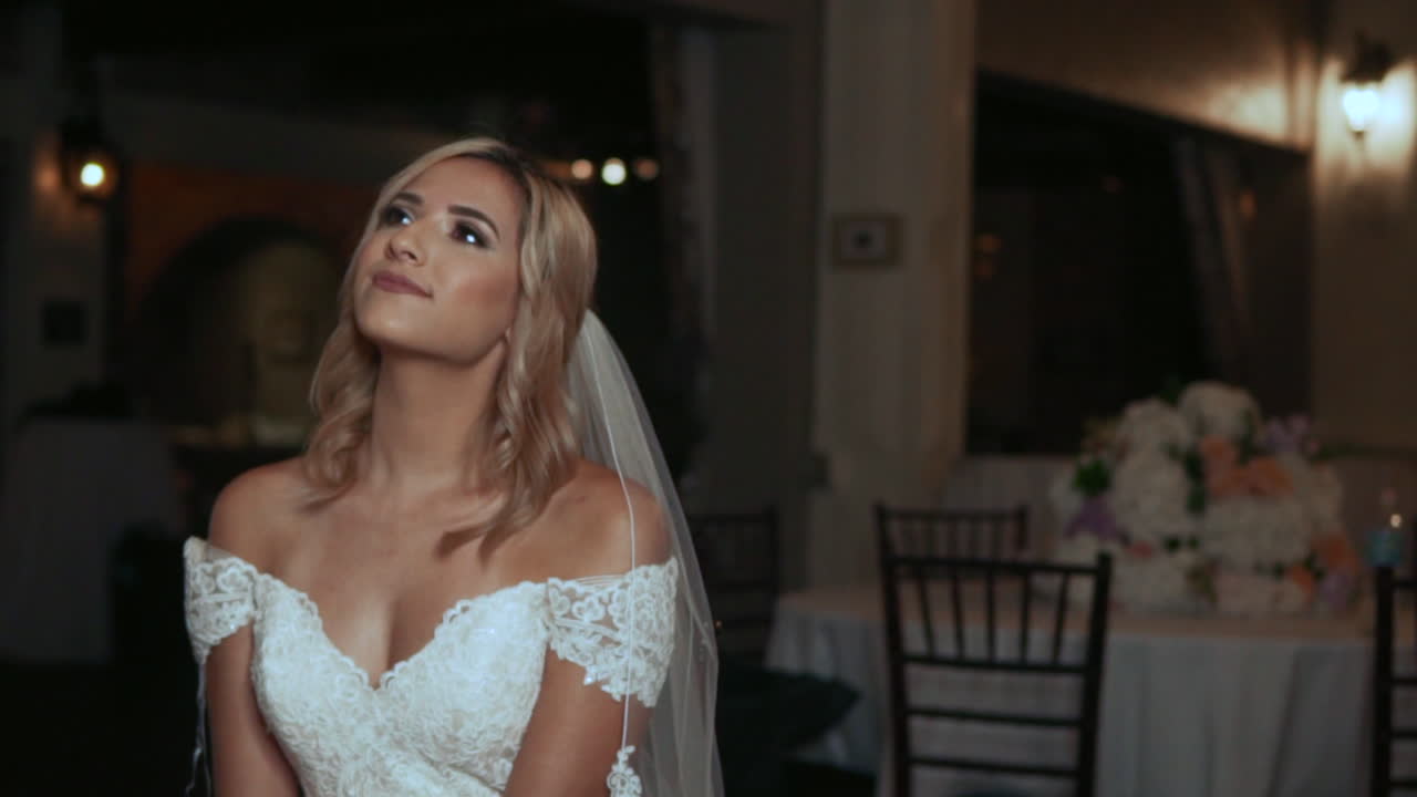 Sposa seduta su una sedia in attesa della cerimonia nuziale.