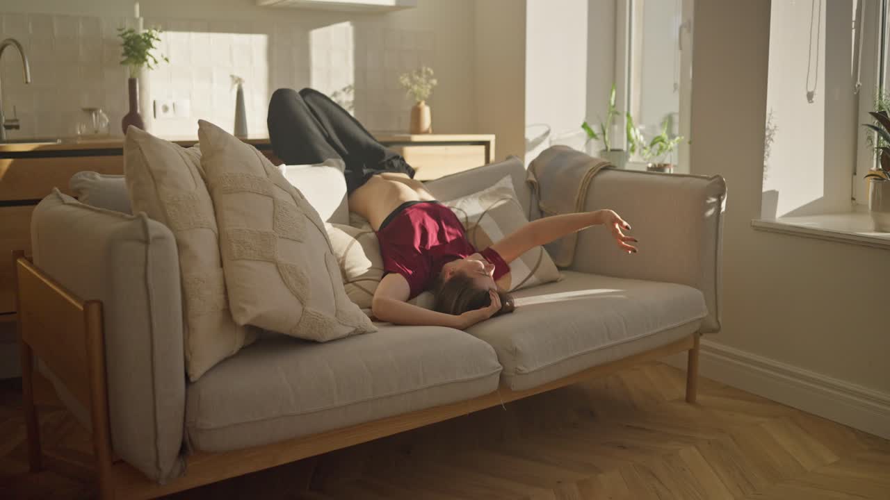 이 많은 거실에서 소파에서 휴식을 취하는 여자