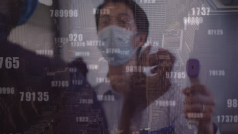 animación del paisaje urbano y procesamiento de datos sobre diversas personas de negocios que llevan máscaras faciales