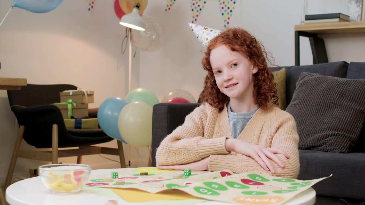 파티 모자를 입은 소녀 포즈