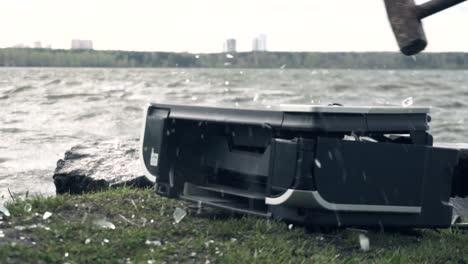 impresora rota en la orilla del río