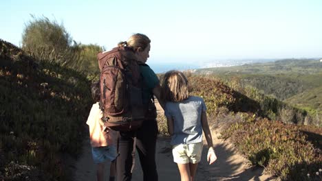 Niños-Y-Mamá-Con-Mochila,-Caminando-Por-El-Sendero-De-Las-Montañas