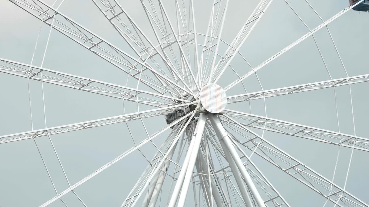 бары колеса обозрения поворачиваются.