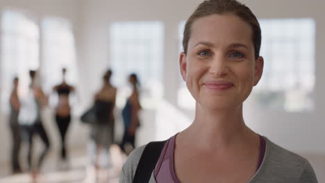 Retrato-De-Clase-De-Yoga-Feliz-Mujer-Embarazada-Caucásica-Sonriendo-Sosteniendo-El-Vientre-Disfrutando-De-Un-Estilo-De-Vida-Saludable-En-El-Gimnasio