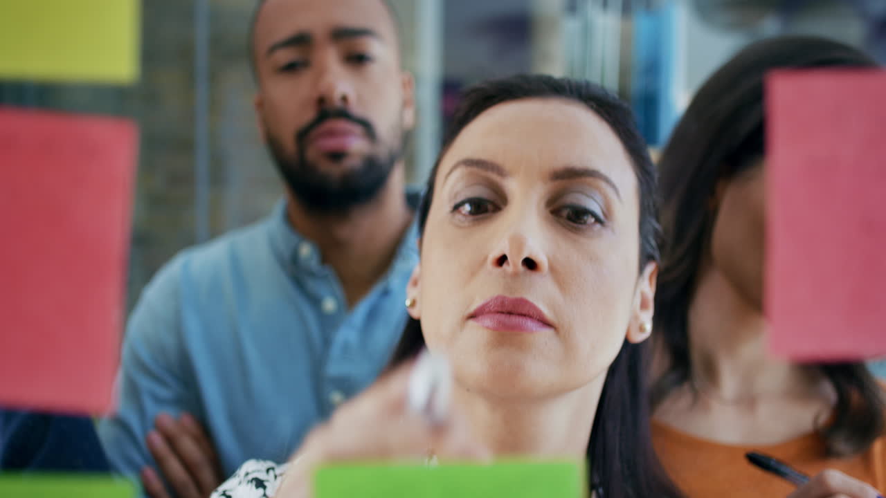 equipo de negocios creativos intercambiando ideas trabajando juntos compartiendo datos a altas horas de la noche después de las horas en una oficina de vidrio moderna