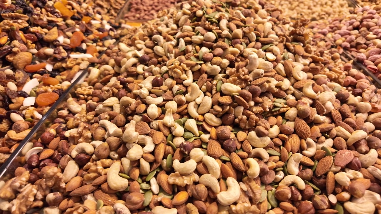 Misto assortito di frutta secca e frutta disidratata al mercato.