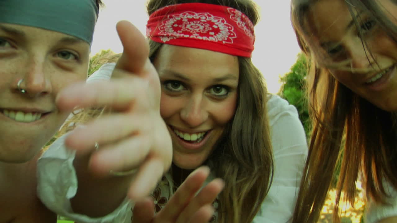 히피 소녀들이 춤추고 뛰어다닌다