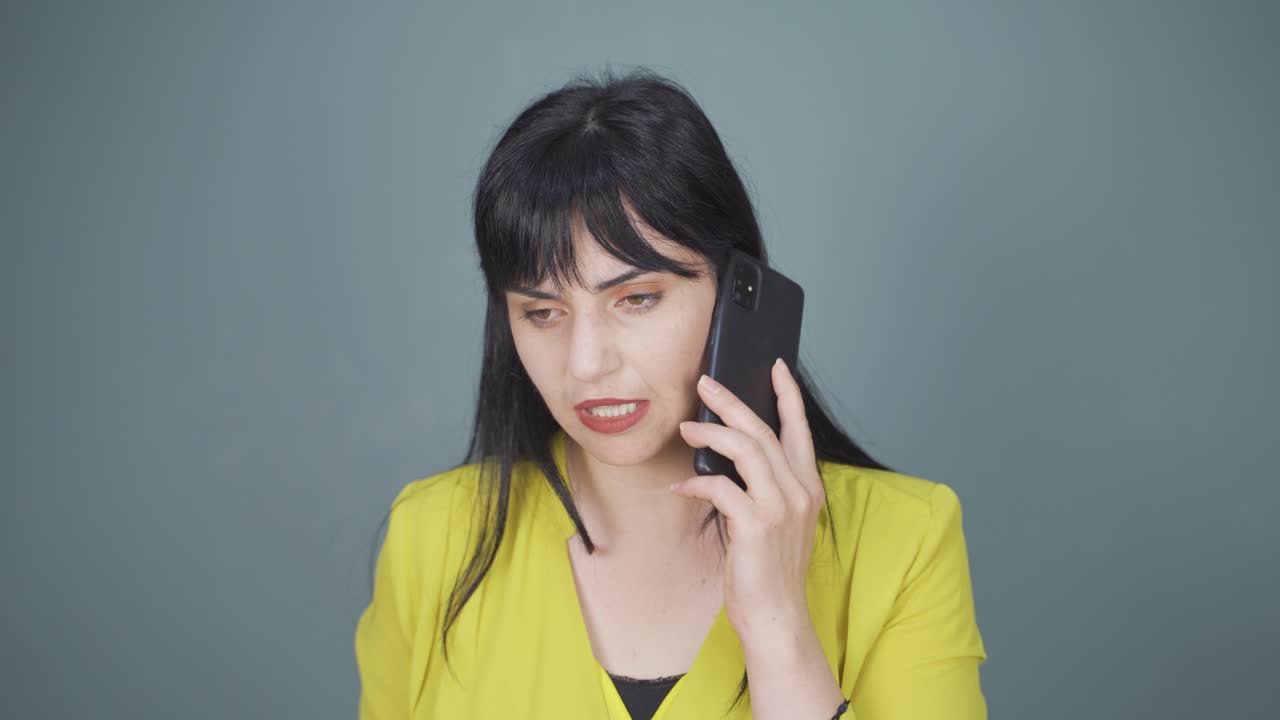 전화로 나쁜 소식을 듣는 여자가 화를 내죠.