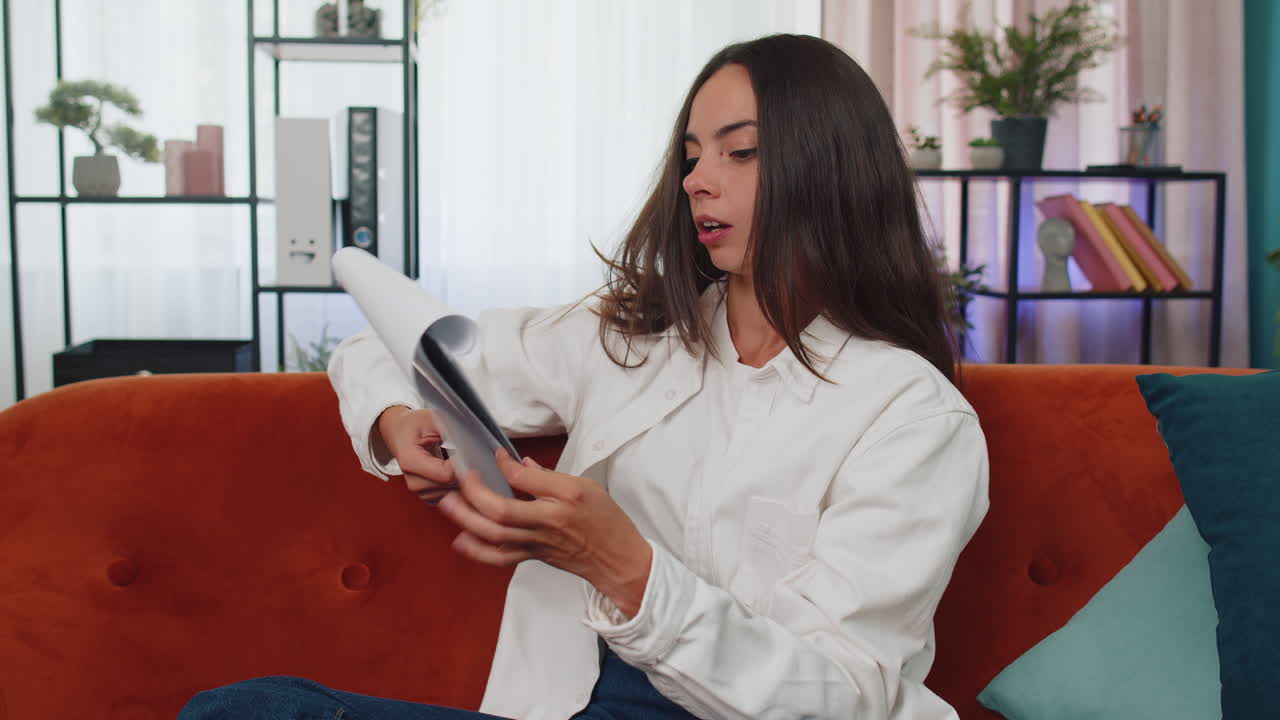 niña leyendo documentos en papel, revisando informes, calculando costos, ingresos, gastos, trabajando en casa